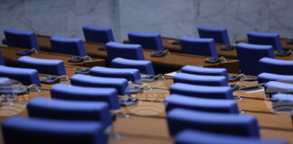 Очаква се депутатите да изслушат трима служебни министри на извънредно заседание