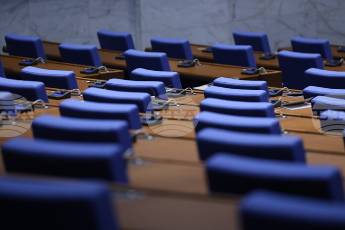 Очаква се депутатите да изслушат трима служебни министри на извънредно заседание