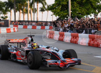 Отборът на Макларън проведе демонстративно шоу по улиците на Маями преди четвъртия старт от сезона във Формула 1