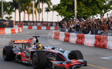 Отборът на Макларън проведе демонстративно шоу по улиците на Маями преди четвъртия старт от сезона във Формула 1