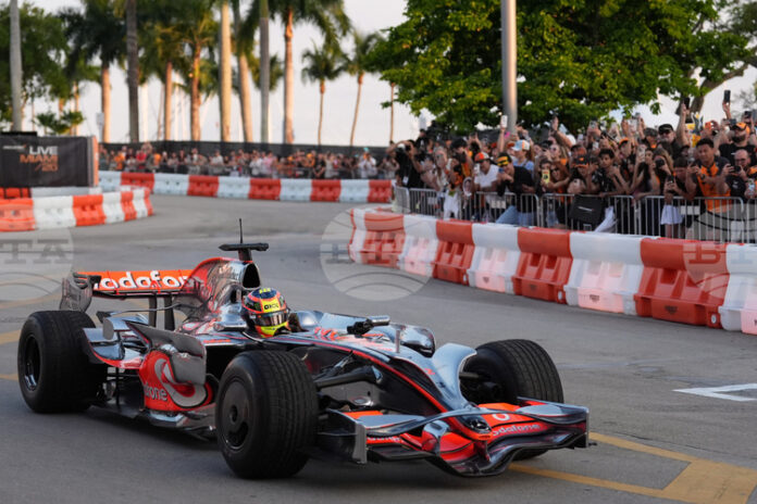 Отборът на Макларън проведе демонстративно шоу по улиците на Маями преди четвъртия старт от сезона във Формула 1