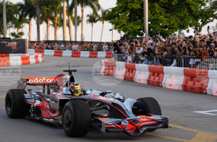 Отборът на Макларън проведе демонстративно шоу по улиците на Маями преди четвъртия старт от сезона във Формула 1