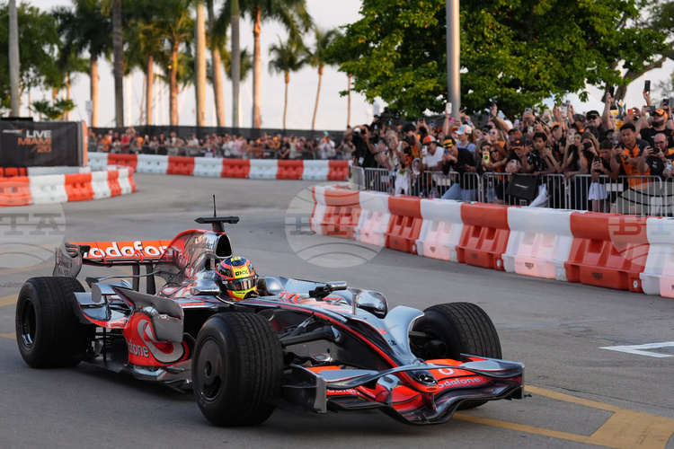 Отборът на Макларън проведе демонстративно шоу по улиците на Маями преди четвъртия старт от сезона във Формула 1