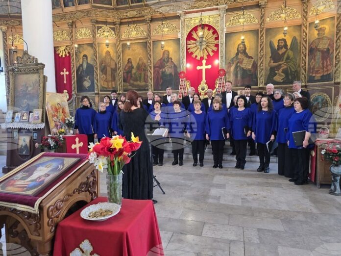 Първият български хор „Янко Мустаков“ изнесе празничен великденски концерт в Първият български хор „Янко Мустаков“ изнесе празничен великденски концерт в храм „Света Троица“ в Свищов