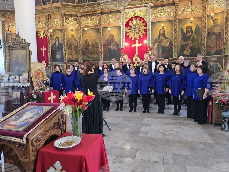 Първият български хор „Янко Мустаков“ изнесе празничен великденски концерт в храм „Света Троица“ в Свищов