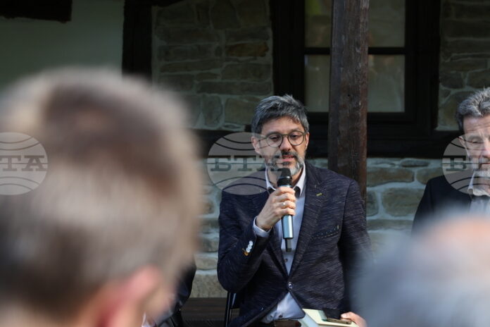 Пенчо Славейков иска да се отнасяме към литературната традиция по жив начин, каза Йордан Ефтимов в Трявна