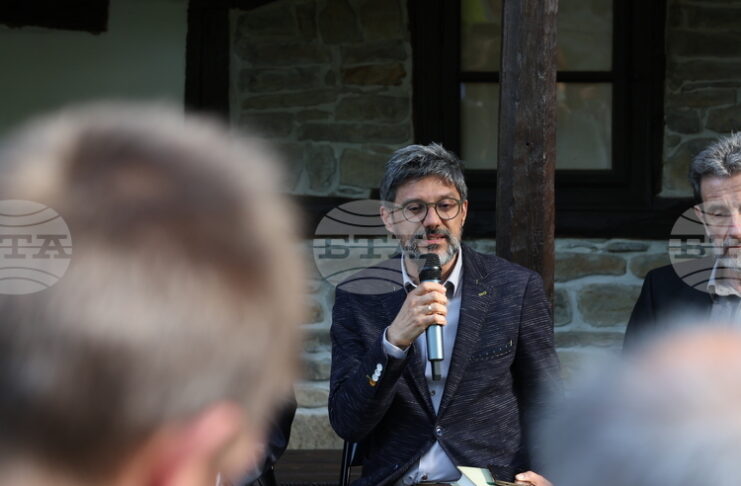 Пенчо Славейков иска да се отнасяме към литературната традиция по жив начин, каза Йордан Ефтимов в Трявна