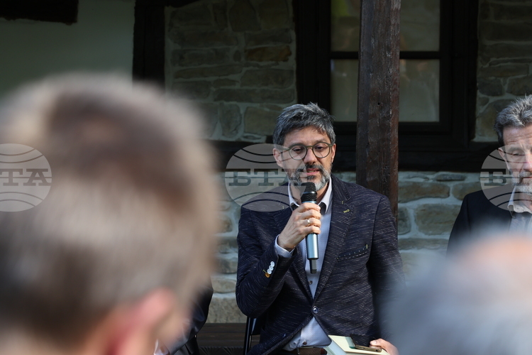 Пенчо Славейков иска да се отнасяме към литературната традиция по жив начин, каза Йордан Ефтимов в Трявна