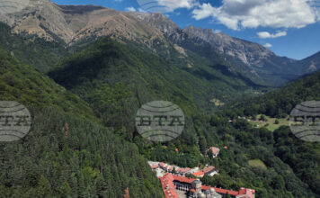 Планински спасители от отряда в Кюстендил са помогнали на парапланерист, заплел се в дърво