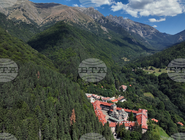 Планински спасители от отряда в Кюстендил са помогнали на парапланерист, заплел се в дърво