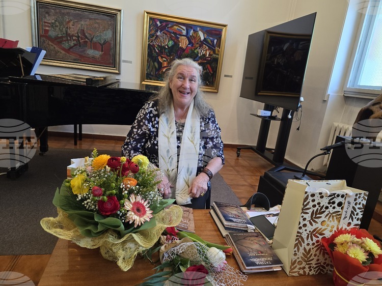 Поетесата Татяна Любенова представи в Плевен книгите си "Мълчана вода" и "Пътят"