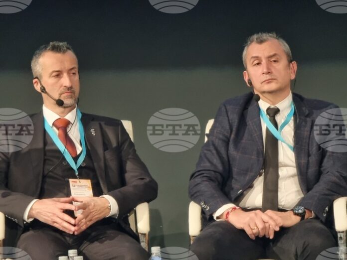 Правим всичко възможно да спасим цялата инвестиция за хеликоптерите за спешна помощ и базите им, каза здравният министър Михаил Околийски