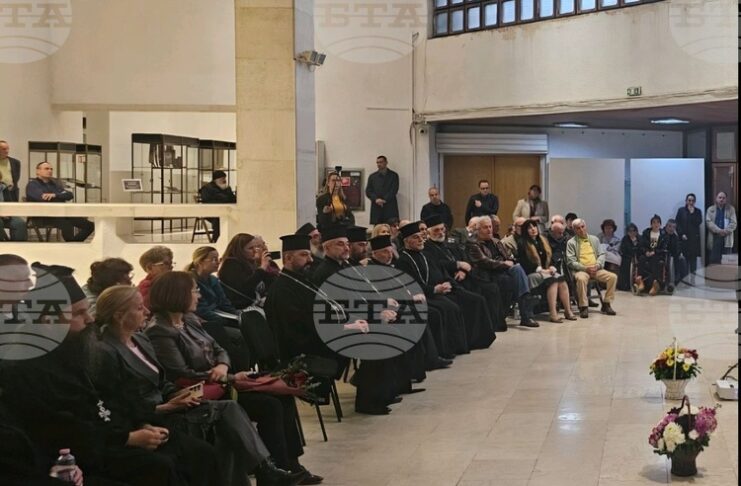 Представяне на книгата на Димо Узунов "Харизанска броеница" в Казанлък събра духовници, местна власт, културни дейци и общественици