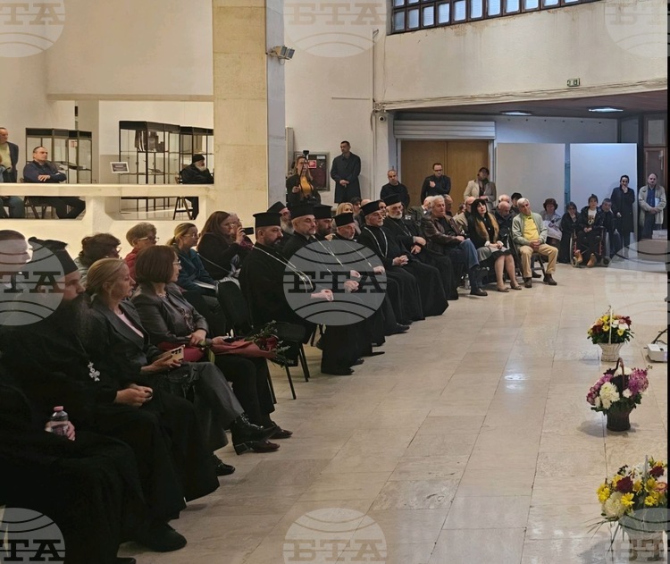 Представяне на книгата на Димо Узунов "Харизанска броеница" в Казанлък събра духовници, местна власт, културни дейци и общественици