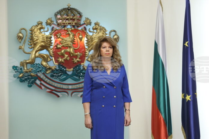 Президентът Илияна Йотова удостои дейци от областта на науката и образованието с орден "Св. св. Кирил и Методий"