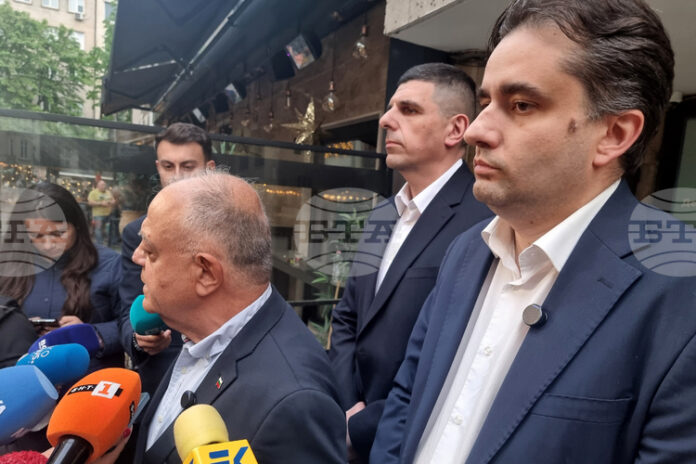 Разделението на парламентарната група е сериозна политическа грешка, каза председателят на ДСБ Атанас Атанасов