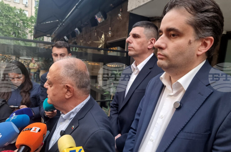 Разделението на парламентарната група е сериозна политическа грешка, каза председателят на ДСБ Атанас Атанасов