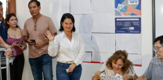 РАЗШИРЕНА
                                                                                                Фухимори отива на втори тур в президентските избори в Перу, приветства победата си над левите "врагове"