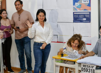 РАЗШИРЕНА
                                                                                                Фухимори отива на втори тур в президентските избори в Перу, приветства победата си над левите "врагове"