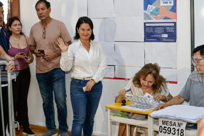 РАЗШИРЕНА
                                                                                                Фухимори отива на втори тур в президентските избори в Перу, приветства победата си над левите "врагове"