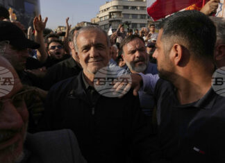 Ройтерс: Иранските лидери се смесват с тълпите по улиците на Техеран, за да демонстрират контрол във военно време