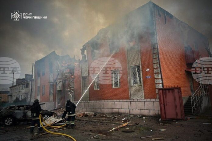 Руски удар по енергийната инфраструктура в украинския град Чернигов остави 6000 жители без ток, съобщават властите