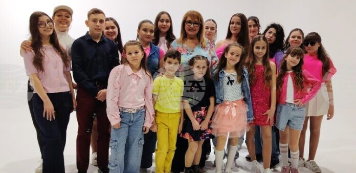 С обща песен млади таланти и известната певица Маргарита Хранова отправят послания срещу бедността, войните, болестите и тъгата