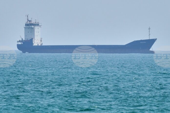 Само три кораба са преминали през Ормузкия проток през последните 24 часа, по данни на платформи за проследяване на корабоплаването