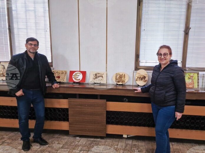 Съвместна изложба в библиотеката в Търговище откриват самоуките художници Станка Вълчанова и Александър Филипов