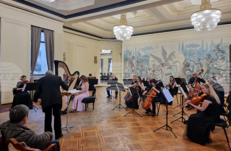Седмицата на камерната музика „Константин Илиев" в Добрич започна с концерт на местния Български камерен оркестър и арфистката Деница Димитрова