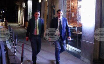 Схеми като "Магазини за хората" са визитната картичка и касичка на модела "Пеевски-Борисов", заявиха в позиция от "Да, България"