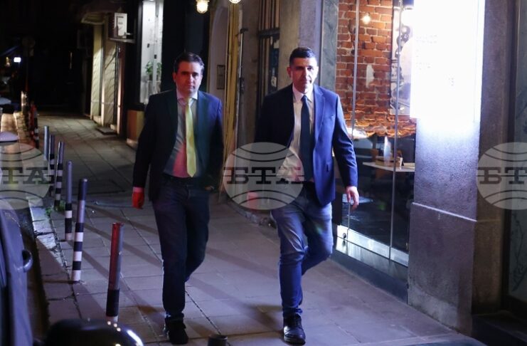 Схеми като "Магазини за хората" са визитната картичка и касичка на модела "Пеевски-Борисов", заявиха в позиция от "Да, България"