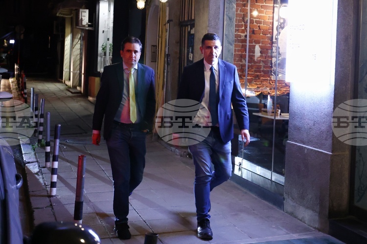 Схеми като "Магазини за хората" са визитната картичка и касичка на модела "Пеевски-Борисов", заявиха в позиция от "Да, България"