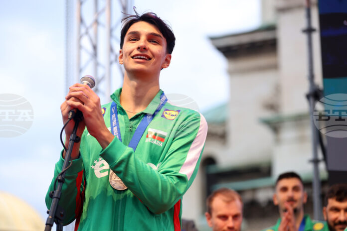 Симеон Николов и Локомотив (Новосибирск) стартираха с победа в плейофите за бронзовите медали в руското волейболно първенство