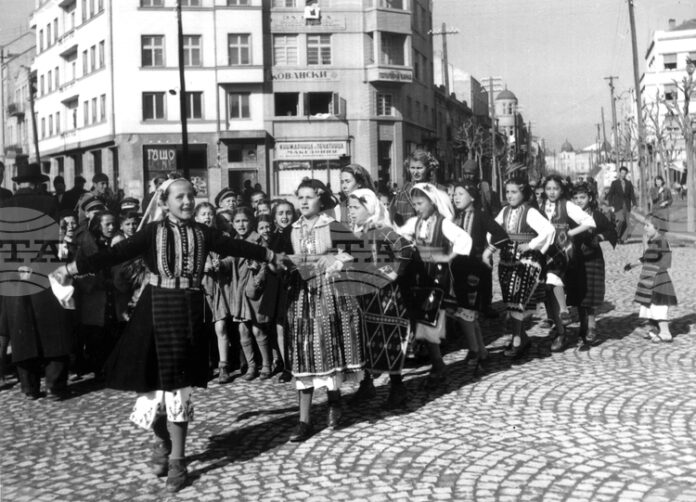 След като преминат през лазаруване, девойките могат да ходят по седенки и да бъдат поискани за жени, разказа доц. Веселка Тончева