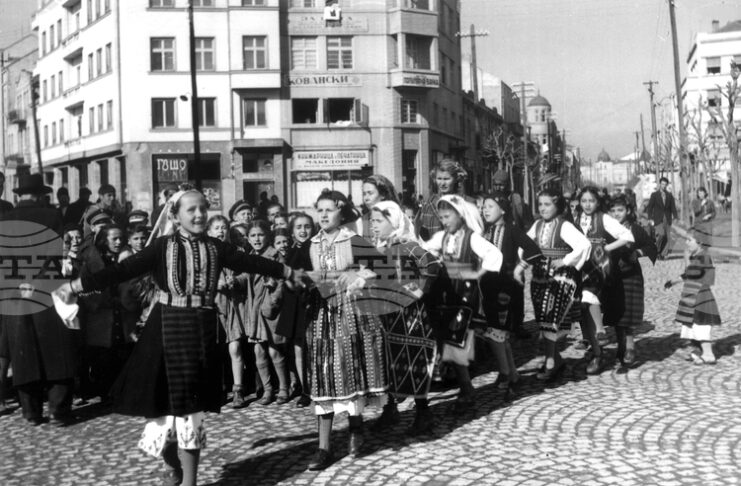 След като преминат през лазаруване, девойките могат да ходят по седенки и да бъдат поискани за жени, разказа доц. Веселка Тончева