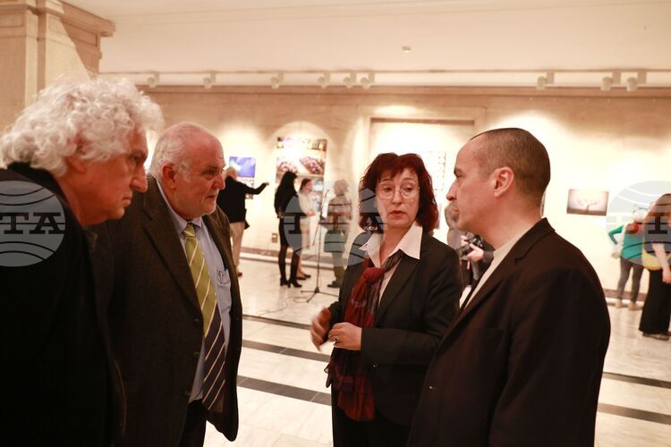 Стилът на Антони Георгиев мога да нарека естетика на паметта, каза доц. Георги Лозанов при откриването на фотоизложбата „Споделена памет“