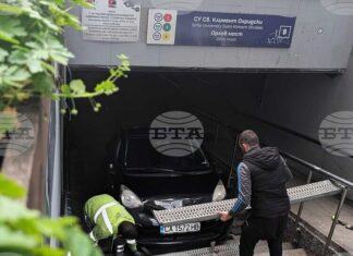 Столична община съдейства за изтегляне на автомобила, който по-рано днес влезе в подлеза на Орлов мост