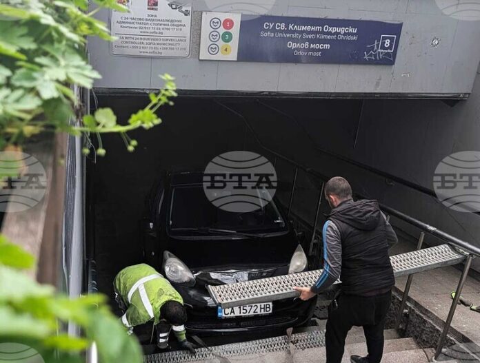 Столична община съдейства за изтегляне на автомобила, който по-рано днес влезе в подлеза на Орлов мост