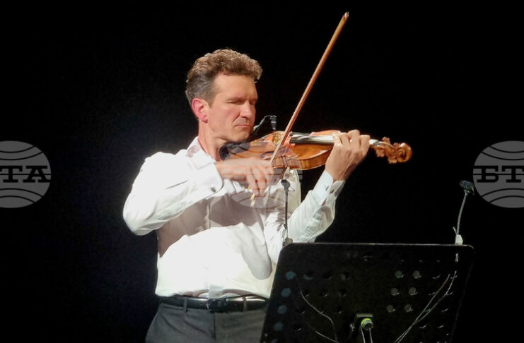 Светлин Русев вдигна на крака публиката на соловия си концерт в София