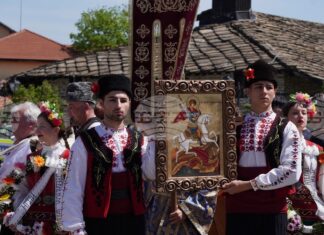 Тържествено шествие на дърворезбари събира творци от цялата страна в Трявна за Гергьовден