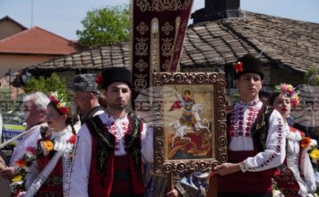 Тържествено шествие на дърворезбари събира творци от цялата страна в Трявна за Гергьовден