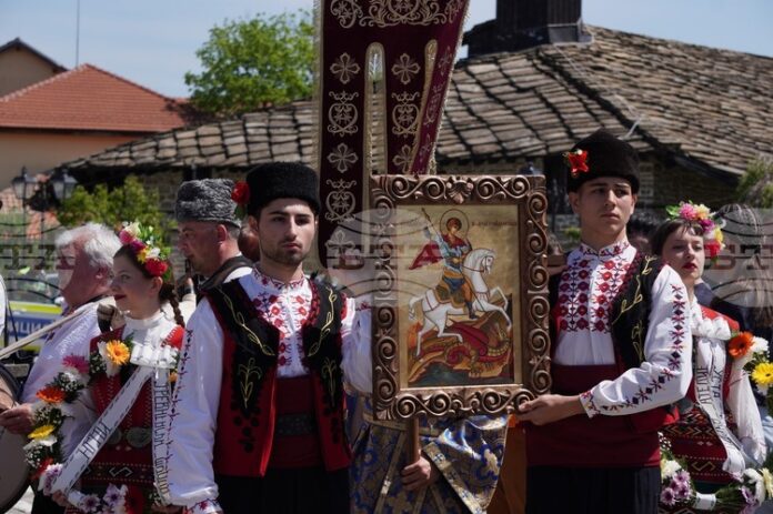 Тържествено шествие на дърворезбари събира творци от цялата страна в Трявна за Гергьовден