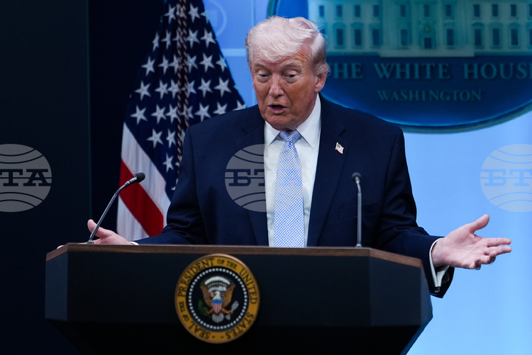 Тръмп заяви, че разположените около Иран американски военни сили ще останат на място до пълното спазване на примирието от Техеран