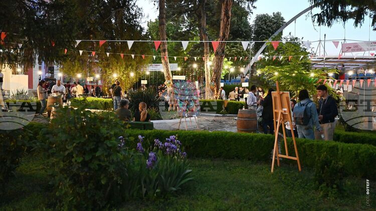 Трийсет и една изби представят повече от 200 вина от различни сортове на "Винофрения" в Русе