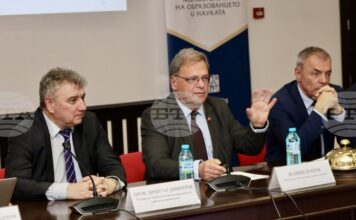 Трябва да изградим политика, основана на знания и данни, заяви служебният министър на околната среда и водите Юлиян Попов Трябва да изградим политика, основана на знания и данни, заяви служебният министър на околната среда и водите Юлиян Попов