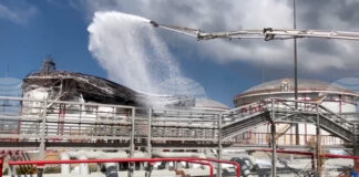 Украински дрон е предизвикал пожар в петролно депо в анексирания от Русия град Севастопол, съобщиха руските власти