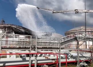 Украински дрон е предизвикал пожар в петролно депо в анексирания от Русия град Севастопол, съобщиха руските власти