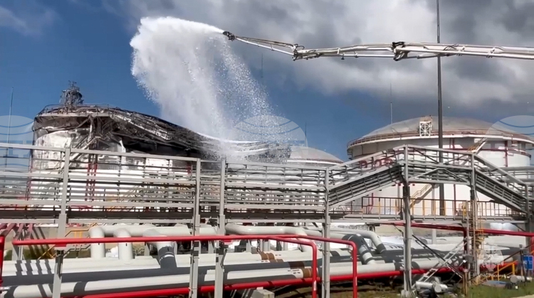 Украински дрон е предизвикал пожар в петролно депо в анексирания от Русия град Севастопол, съобщиха руските власти