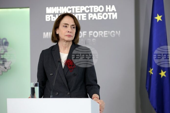 Устойчивостта на примирието зависи от това Иран да се откаже Устойчивостта на примирието зависи от това Иран да се откаже от създаването на ядрено оръжие, каза служебният външен министър Надежда Нейнски